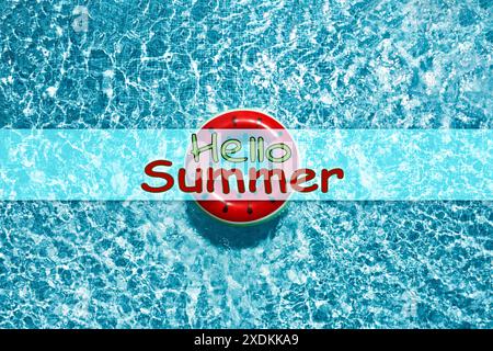 Hallo Sommertext und Swimmingpool mit aufblasbarem Ring, topview Stockfoto