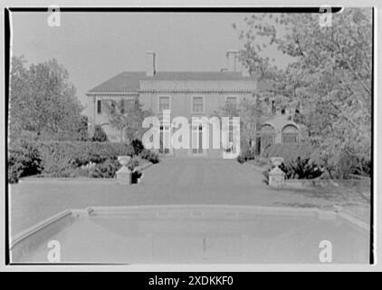 Howard Phipps, Wohnsitz in Westbury, Long Island. Haus über Garten I. Gottscho-Schleisner Sammlung Stockfoto