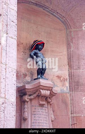 Colmar, Frankreich - 21. Dezember 2023: Replikation der Statue von manneken pis aus belgien im elsässischen Brunnen Stockfoto