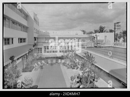 Albion Hotel, Lincoln Rd., Miami Beach, Florida. Terrasse. Gottscho-Schleisner Kollektion Stockfoto