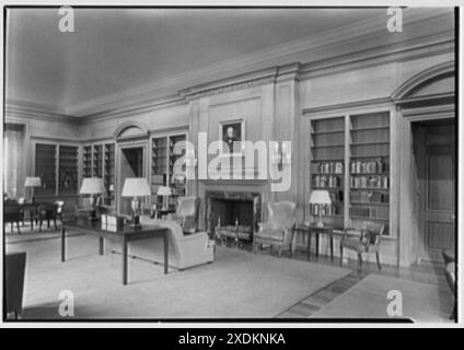 Silliman College, Yale University, New Haven, Connecticut. Byers Hall, Bibliothek, zum Kamin. Gottscho-Schleisner Kollektion Stockfoto