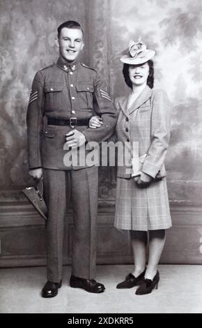 Ein Sergeant der Royal Engineers mit seiner Frau während des Zweiten Weltkriegs in Halifax, Yorkshire, 1941. Stockfoto