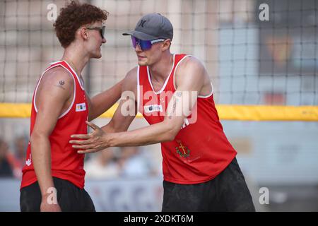 Maximilian Just (GER) und Robin Sowa (GER) feiern während der World Beach Pro Tour, Beach Volley Match in Messina, Italien, 23. Juni 2024 Stockfoto