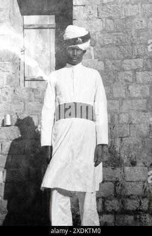 Ein indischer Träger des königlichen Regiments der Königin (West Surrey) in Indien um 1920 Stockfoto