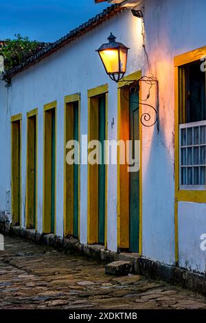 Abenddämmerung in der historischen Stadt Paraty mit kolonialen Häusern und von Laternen beleuchteten Fassaden, Paraty, Rio de Janeiro, Brasilien Stockfoto