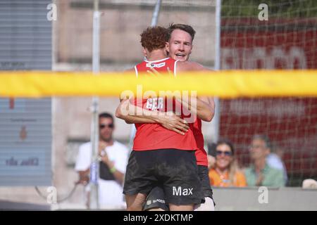 Maximilian Just (GER) und Robin Sowa (GER) feiern den Sieg während der World Beach Pro Tour, Beach Volley Match in Messina, Italien, 23. Juni 2024 Stockfoto