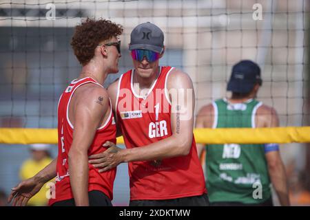 Maximilian Just (GER) und Robin Sowa (GER) feiern während der World Beach Pro Tour, Beach Volley Match in Messina, Italien, 23. Juni 2024 Stockfoto