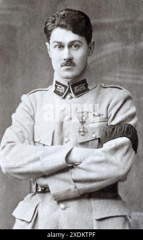 Ein französischer Mediziner bei der Croix de Guerre während des Ersten Weltkriegs. Die Medaille hat einen Stern und ein Eichenblatt, was darauf hindeutet, dass er in den Entsendungen auf Armeeebene erwähnt wurde. Stockfoto