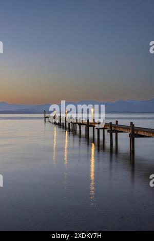 Sonnenaufgang, Fußgängerbrücke am Malerwinkel, Chiemsee, Chiemgau, Bayern, Deutschland Stockfoto