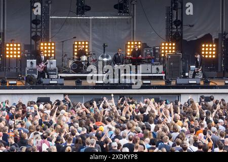 Daniel Kessler (Gitarrist), Samuel Sam Fogarino (Schlagzeuger), Paul Banks (Sänger), Brandon Curtis (Keyboarder) und Brad Truax (Bassist) der Band Stockfoto