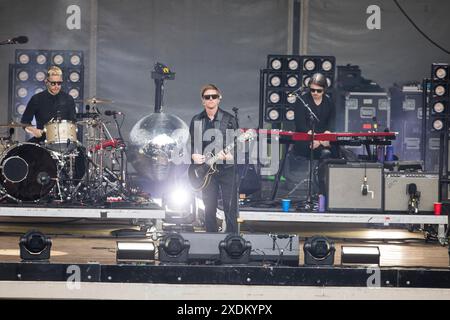 Samuel Sam Fogarino (Schlagzeuger), Paul Banks (Sänger) und Brandon Curtis (Keyboarder) der Band Interpol live in der Parkbühne Wuhlheide in Berlin Stockfoto