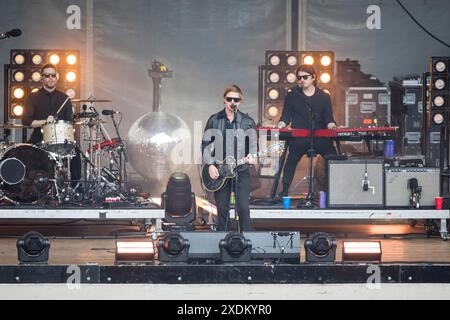 Samuel Sam Fogarino (Schlagzeuger), Paul Banks (Sänger) und Brandon Curtis (Keyboarder) der Band Interpol live in der Parkbühne Wuhlheide in Berlin Stockfoto