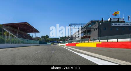 Blick aus der Perspektive eines Rennfahrers auf der langen Start-Ziel-Geraden der Spa-Rennstrecke, linke Tribüne, rechtes Gebäude mit Boxengasse Stockfoto