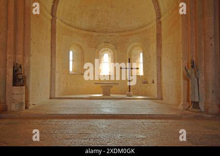 Innenansicht der Klosterkirche mit Chor der romanischen Abtei Le Thoronet, Klosterkomplex, Zisterzienserabtei, Var, Provence, Frankreich Stockfoto