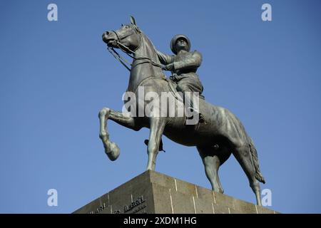 IZMIR, TURKIYE - 22. OKTOBER 2023: Izmir Atatürk Monument auf dem Platz der Republik, Stadt Alsancak Stockfoto