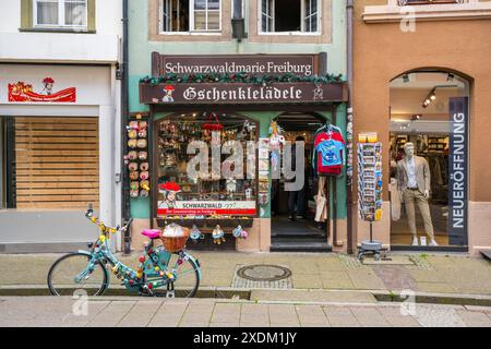 Traditioneller Souvenirladen mit Artikeln aus dem Schwarzwald im historischen Stadtzentrum von Freiburg im Breisgau, Baden-Württemberg Stockfoto