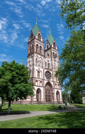 Der Stuehlinger Kirchplatz mit den Zwillingstürmen der Herz-Jesu-Kirche, Freiburg im Breisgau, Baden-Württemberg, Deutschland Stockfoto