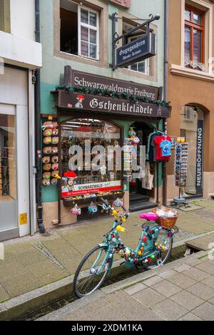 Traditioneller Souvenirladen mit Artikeln aus dem Schwarzwald im historischen Stadtzentrum von Freiburg im Breisgau, Baden-Württemberg Stockfoto