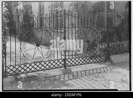 Charleston Eisenwerk Details, Charleston, South Carolina. LeGare St. Gates. Gottscho-Schleisner Kollektion Stockfoto