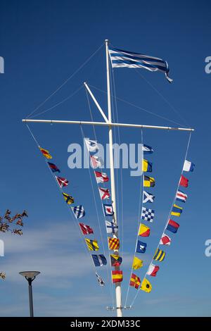 Seefahnen flattern im Wind. Farbenfrohe Signalflaggen Stockfoto