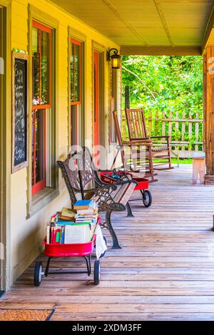 Rugby, Tennessee, USA - 29. Juli 2023: Entspannen Sie sich auf der Veranda des Perrigo Boarding House an der Hauptstraße. Stockfoto