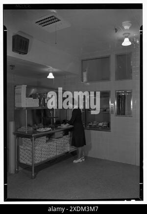 Schrafft's, Esso Building, Rockefeller Center, New York. Dumbkellner. Gottscho-Schleisner Kollektion Stockfoto