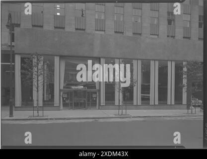 Schrafft's, Esso Building, Rockefeller Center, New York City. 52nd St., Außenansicht I, Vorhänge offen. Gottscho-Schleisner Kollektion Stockfoto