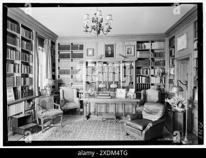 Edwin J. Beinecke, Wohnsitz in Greenwich, Connecticut. Bibliothek, zu Tabelle. Gottscho-Schleisner Kollektion Stockfoto