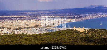 Castillo de Bellver, siglo XIV, construido por Orden del Rey Jaime II de Mallorca y Catedral de Mallorca, siglo XIII, Monumento Historico-Artistico, Palma, Mallorca, Balearen, Spanien, Europa. Stockfoto