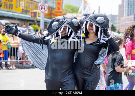 New York, USA. Juni 2024. Teilnehmer der 42. Jährlichen Meerjungfrauenparade auf Coney Island in New York, NY, posieren für ein Foto am 22. Juni 2024. Seit 1983 sind Hunderttausende von New Yorkern und Besuchern gekommen, um an dieser Parade teilzunehmen, die von den Coney Island Mardi Gras-Paraden der Vergangenheit inspiriert wurde. Ähnlich wie in den vergangenen Jahren gab es in diesem Jahr eine große Auswahl an festlichen Kostümen, Make-up, Wagen, Bannern, Musik, und vieles mehr. (Foto: Hailstorm Visuals/SIPA USA) Credit: SIPA USA/Alamy Live News Stockfoto