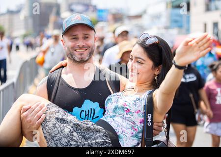 New York, USA. Juni 2024. Teilnehmer der 42. Jährlichen Meerjungfrauenparade auf Coney Island in New York, NY, posieren für ein Foto am 22. Juni 2024. Seit 1983 sind Hunderttausende von New Yorkern und Besuchern gekommen, um an dieser Parade teilzunehmen, die von den Coney Island Mardi Gras-Paraden der Vergangenheit inspiriert wurde. Ähnlich wie in den vergangenen Jahren gab es in diesem Jahr eine große Auswahl an festlichen Kostümen, Make-up, Wagen, Bannern, Musik, und vieles mehr. (Foto: Hailstorm Visuals/SIPA USA) Credit: SIPA USA/Alamy Live News Stockfoto