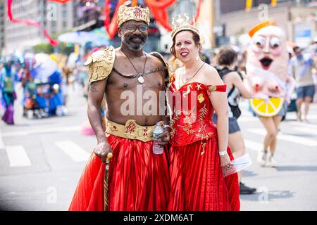 New York, USA. Juni 2024. Teilnehmer der 42. Jährlichen Meerjungfrauenparade auf Coney Island in New York, NY, posieren für ein Foto am 22. Juni 2024. Seit 1983 sind Hunderttausende von New Yorkern und Besuchern gekommen, um an dieser Parade teilzunehmen, die von den Coney Island Mardi Gras-Paraden der Vergangenheit inspiriert wurde. Ähnlich wie in den vergangenen Jahren gab es in diesem Jahr eine große Auswahl an festlichen Kostümen, Make-up, Wagen, Bannern, Musik, und vieles mehr. (Foto: Hailstorm Visuals/SIPA USA) Credit: SIPA USA/Alamy Live News Stockfoto