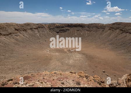 21. Juni 2024, Winslow, Arizona, USA: Meteor Crater Natural Landmark, Winslow, Arizona. Der Meteor Crater ist ein Einschlagkrater etwa 29 km westlich von Winslow in der Wüste im Norden Arizonas. Der Meteorkrater liegt auf einer Höhe von 5.640 ft. Über dem Meeresspiegel. Er hat einen Durchmesser von etwa 3.900 Fuß, ist 560 Fuß tief und wird von einem Rand umgeben, der 148 Fuß hoch ist. Über den umliegenden Ebenen. In den 1960er und 1970er Jahren trainierten NASA-Astronauten im Krater, um sich auf die Apollo-Mission zum Mond vorzubereiten. (Bild: © Bryan Smith/ZUMA Press Wire) Stockfoto