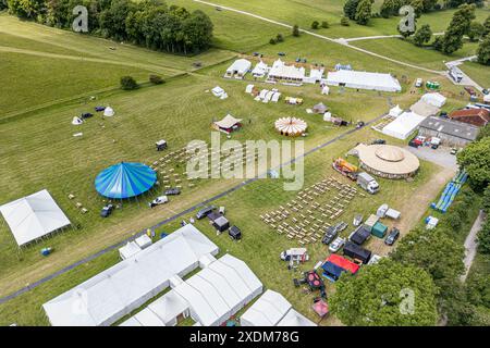 BROADCHALKE, WILTSHIRE, UK, 23. Juni 2024, das Chalke History Festival, das führende Geschichtsfestival Großbritanniens, zieht Hunderttausende von Geschichtsbegeisterten an (darunter Zehntausende von Schulkindern während des speziellen Schulfestivals an den ersten beiden Tagen), beginnt mit den letzten Vorbereitungen und Vorbereitungen für die Eröffnung. John Rose/Alamy Live News Stockfoto