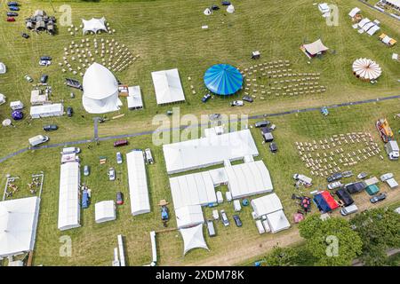 BROADCHALKE, WILTSHIRE, UK, 23. Juni 2024, das Chalke History Festival, das führende Geschichtsfestival Großbritanniens, zieht Hunderttausende von Geschichtsbegeisterten an (darunter Zehntausende von Schulkindern während des speziellen Schulfestivals an den ersten beiden Tagen), beginnt mit den letzten Vorbereitungen und Vorbereitungen für die Eröffnung. John Rose/Alamy Live News Stockfoto