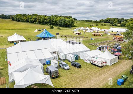 BROADCHALKE, WILTSHIRE, UK, 23. Juni 2024, das Chalke History Festival, das führende Geschichtsfestival Großbritanniens, zieht Hunderttausende von Geschichtsbegeisterten an (darunter Zehntausende von Schulkindern während des speziellen Schulfestivals an den ersten beiden Tagen), beginnt mit den letzten Vorbereitungen und Vorbereitungen für die Eröffnung. John Rose/Alamy Live News Stockfoto