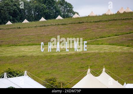 BROADCHALKE, WILTSHIRE, UK, 23. Juni 2024, Luftaufnahme des CHALKE-Zeichens auf dem Chalke History Festival, dem führenden Geschichtsfestival Großbritanniens, das Hunderttausende von Geschichtsbegeisterten anzieht (darunter Zehntausende Schulkinder während des speziellen Schulfestes an den ersten beiden Tagen), beginnt mit den letzten Vorbereitungen und Vorbereitungen für die Eröffnung. John Rose/Alamy Live News Stockfoto