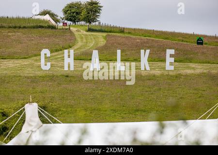 BROADCHALKE, WILTSHIRE, UK, 23. Juni 2024, Luftaufnahme des CHALKE-Zeichens auf dem Chalke History Festival, dem führenden Geschichtsfestival Großbritanniens, das Hunderttausende von Geschichtsbegeisterten anzieht (darunter Zehntausende Schulkinder während des speziellen Schulfestes an den ersten beiden Tagen), beginnt mit den letzten Vorbereitungen und Vorbereitungen für die Eröffnung. John Rose/Alamy Live News Stockfoto