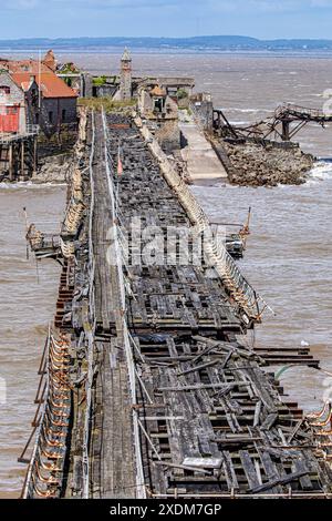 Bilder des verfallenen historischen Birnbeck Piers am Weston-super-Mare, für den der North Somerset Council finanzielle Mittel für die Wiederherstellung des Bauwerks erhalten hat. Stockfoto