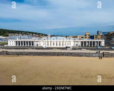 Luftdrohnenaufnahme der Vorderseite des historischen Winter Gardens Pavillion in Weston-super-Mare, North Somerset. Zeigt neo-georgianische Architektur. Stockfoto