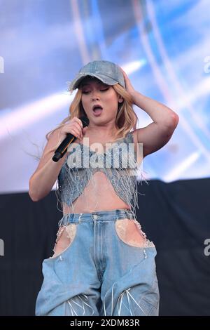 Newport, Großbritannien. Juni 2024. Die in Schweden geborene Sängerin Zara Maria Larsson, bekannt als Zara Larsson, trat live auf der Bühne des Isle of Wight Festivals auf. Zara wurde berühmt, nachdem er Talang, die schwedische Fernsehshow Got Talent Reality, gewonnen hatte. Sie arbeitete mit David Guetta, Tinie Tempah und Clean Bandit Credit: SOPA Images Limited/Alamy Live News zusammen Stockfoto