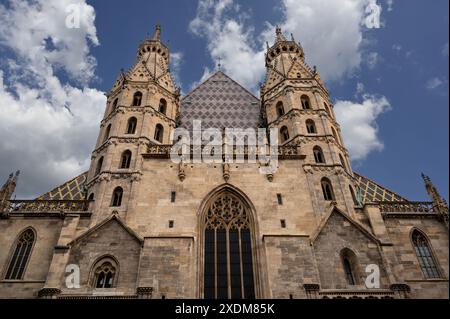 Wien, Österreich, 17. August 2022. Die imposante Fassade des Stephansdoms. Stockfoto