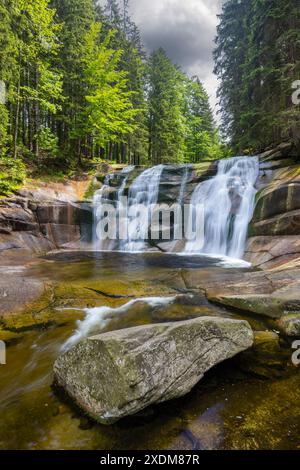 Wasserfall Mumlava bei Harachov, Riesengebirge (Krkonose), Ostböhmen, Tschechien Stockfoto