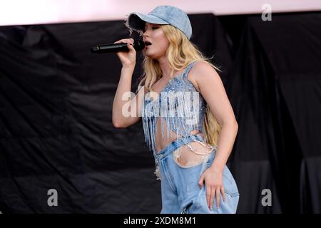 Newport, Großbritannien. Juni 2024. Die in Schweden geborene Sängerin Zara Maria Larsson, bekannt als Zara Larsson, trat live auf der Bühne des Isle of Wight Festivals auf. Zara wurde berühmt, nachdem er Talang, die schwedische Fernsehshow Got Talent Reality, gewonnen hatte. Sie arbeitete mit David Guetta, Tinie Tempah und Clean Bandit zusammen (Foto: Dawn Fletcher-Park/SOPA Images/SIPA USA) Credit: SIPA USA/Alamy Live News Stockfoto