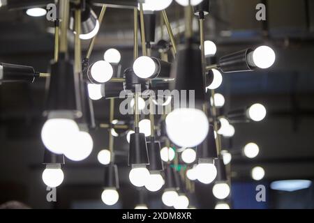 Industrielle Hängelampen sorgen für helle Beleuchtung und stilvolle Einrichtung in moderne Innenräume Stockfoto