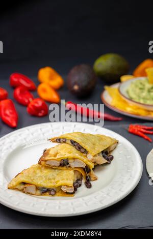 Quesadilla mit Hühnerfleisch und Bohnen und Guacamole mit Nachos Stockfoto