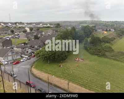 Cork, Irland, 23. Juni 2024. DC 23-6-24 Bonfire Night tobt in der gesamten Northside mit warmem Wetter, Cork, Irland. Es ist wieder die Zeit des Jahres, wo Cork City Fire Brigade mit Anrufen in einer der geschäftigsten Nächte ihres Jahres überflutet wird. Das Ereignis hat seine Wurzeln in alten heidnischen Traditionen, wo Feuer angezündet werden, um den Sommer zu begrüßen und sich vom Frühling zu verabschieden, aber das Ereignis hat im Laufe der Jahre Kontroversen ausgelöst, da es ziemlich viele antisoziale Verhaltensweisen hervorruft und viele es als Nacht nutzen, um Müll zu verbrennen Luftverschmutzung in die Luft aufblasen. E Guthaben: Damian Coleman/Alamy Live News Stockfoto