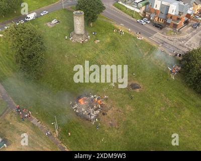 Cork, Irland, 23. Juni 2024. DC 23-6-24 Bonfire Night tobt in der gesamten Northside mit warmem Wetter, Cork, Irland. Es ist wieder die Zeit des Jahres, wo Cork City Fire Brigade mit Anrufen in einer der geschäftigsten Nächte ihres Jahres überflutet wird. Das Ereignis hat seine Wurzeln in alten heidnischen Traditionen, wo Feuer angezündet werden, um den Sommer zu begrüßen und sich vom Frühling zu verabschieden, aber das Ereignis hat im Laufe der Jahre Kontroversen ausgelöst, da es ziemlich viele antisoziale Verhaltensweisen hervorruft und viele es als Nacht nutzen, um Müll zu verbrennen Luftverschmutzung in die Luft aufblasen. E Guthaben: Damian Coleman/Alamy Live News Stockfoto