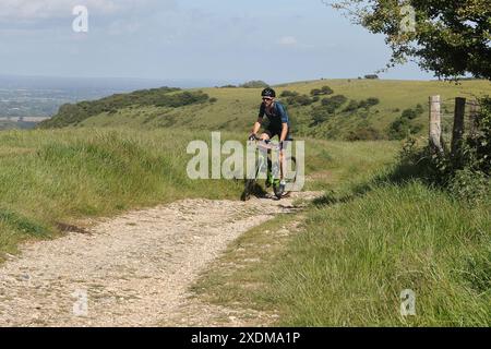 Offroad-Radfahrer auf dem South Downs Way am Ditchling Beacon Stockfoto