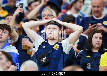 Schottland-Fans reagieren im Stadion während des Gruppenspiels der UEFA Euro 2024 in der Stuttgarter Arena. Bilddatum: Sonntag, 23. Juni 2024. Stockfoto